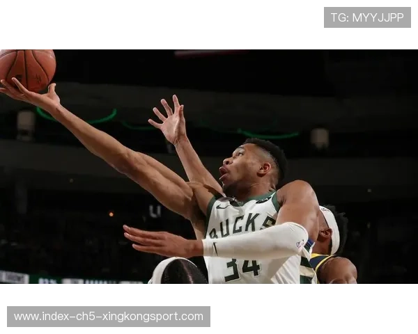 字母哥强攻篮下,雄鹿把握篮板优势