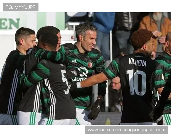 费耶诺德中路分球迅速,吉姆内斯在禁区外沿拿到理想位置